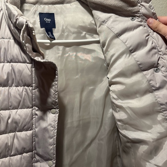 GAP Recycled Lightweight Quilted Puffer Vest Beige Women’s Medium Zip + Snap - Picture 5 of 12